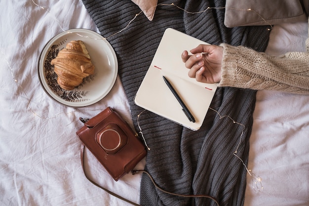 Gratitude and Sleep: How 3 Daily Thanks Improve Sleep by 25%